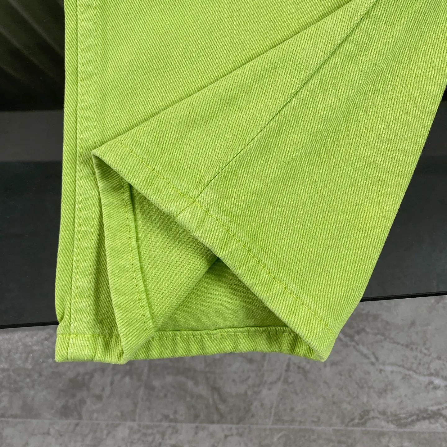 P250 chrome hearts 2025 two-color cross patch leather apple green jeans vi Top heavy industry fashionable design] Consistent high street luxury style creation. Speaking of this style, the Zangyin family and GU family are definitely the leading representative brands. Especially the Zangyin family has really achieved a state-of-the-art effect in creating high street style. The unique washed material is used to create this style. The color system is quite eye-catching. After it is decorated with patchwork cross flowers, it cleverly highlights the charm of the brand. Secondly, this style uses classic The classic high-waist cutting design highlights the long legs and fashionable temperament of the upper body. The brand is highly recognizable and the slim fit configuration is more suitable for daily wear. It is a product that interprets personality, fashion, and specifications at a glance. This single product is enough to make any fan excited. It can be a white T-shirt for youthful preppy style, or a tight suspender for lady style. It has strong matching ability and can be easily controlled by men.  [Materials and craftsmanship] Needless to say, this point goes without saying. As an excellent craftsman brand, Zangyin’s requirements for details and craftsmanship are really perfect. The washed color of this model has gone through so many processes, not to mention the embellishment of denim appliques. It is also purely hand-made and sewn. Just like what they believe in, only hand-made things have soul and have the meaning of wear. A top-notch heavy-duty fashionable denim item, I look forward to your perfect interpretation! !  Size:28-36